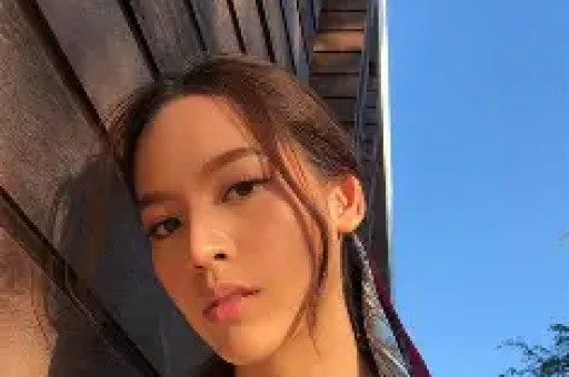 内娱清纯女星偷闯日本拍艳情片被网友当场撞破