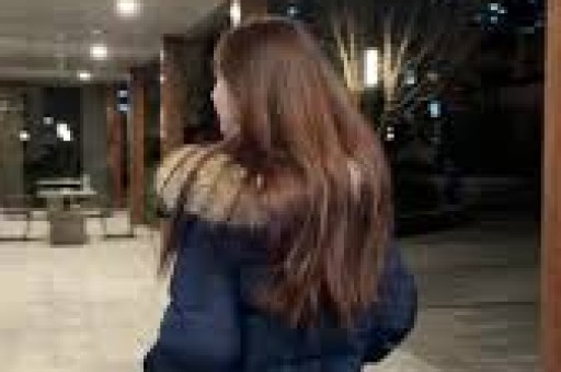 刚分手一周！八卦媒体爆料：维尼修斯在私人场所与数位女性聚会